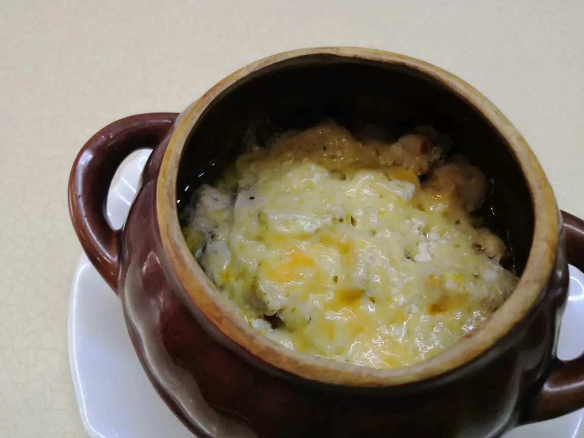 Куриное филе в горшочках: легкий ужин с изюминкой