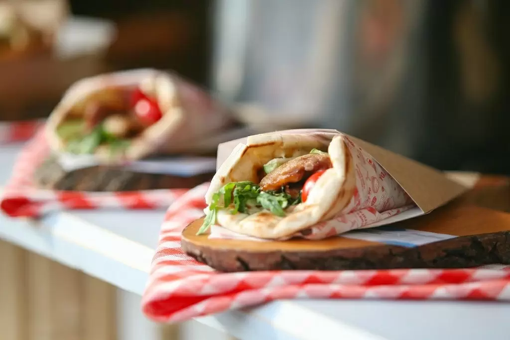 Приготовьте вкусную домашнюю шаурму с курицей и идеально сбалансированным соусом