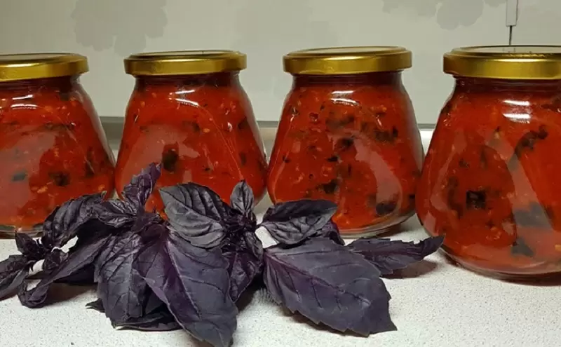 Томатная икра с базиликом: идеальная заготовка без уксуса для зимних дней