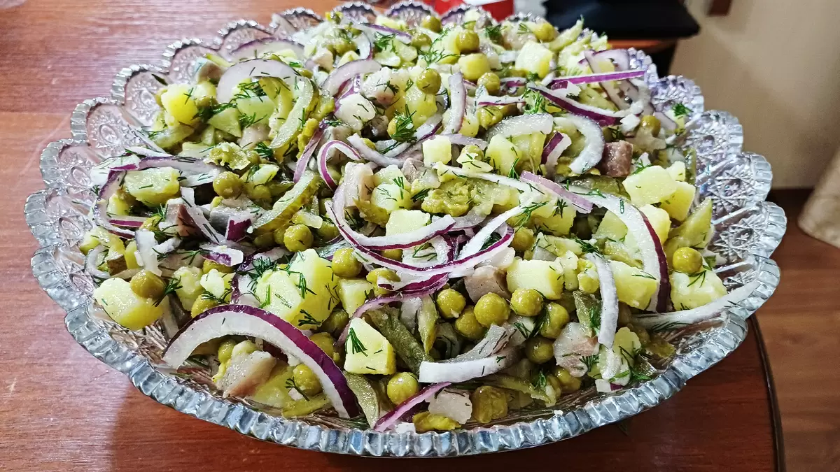 Легкий и аппетитный салат с селедкой: быстро и вкусно!