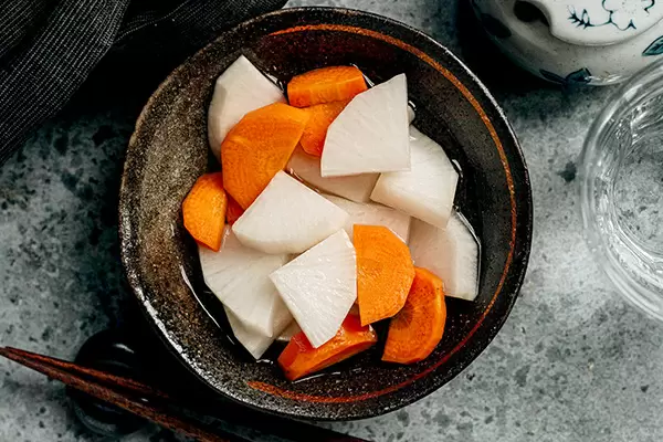 Кисло-сладкие наслаждения: маринованный дайкон с морковью — рецепт, который приятно удивит