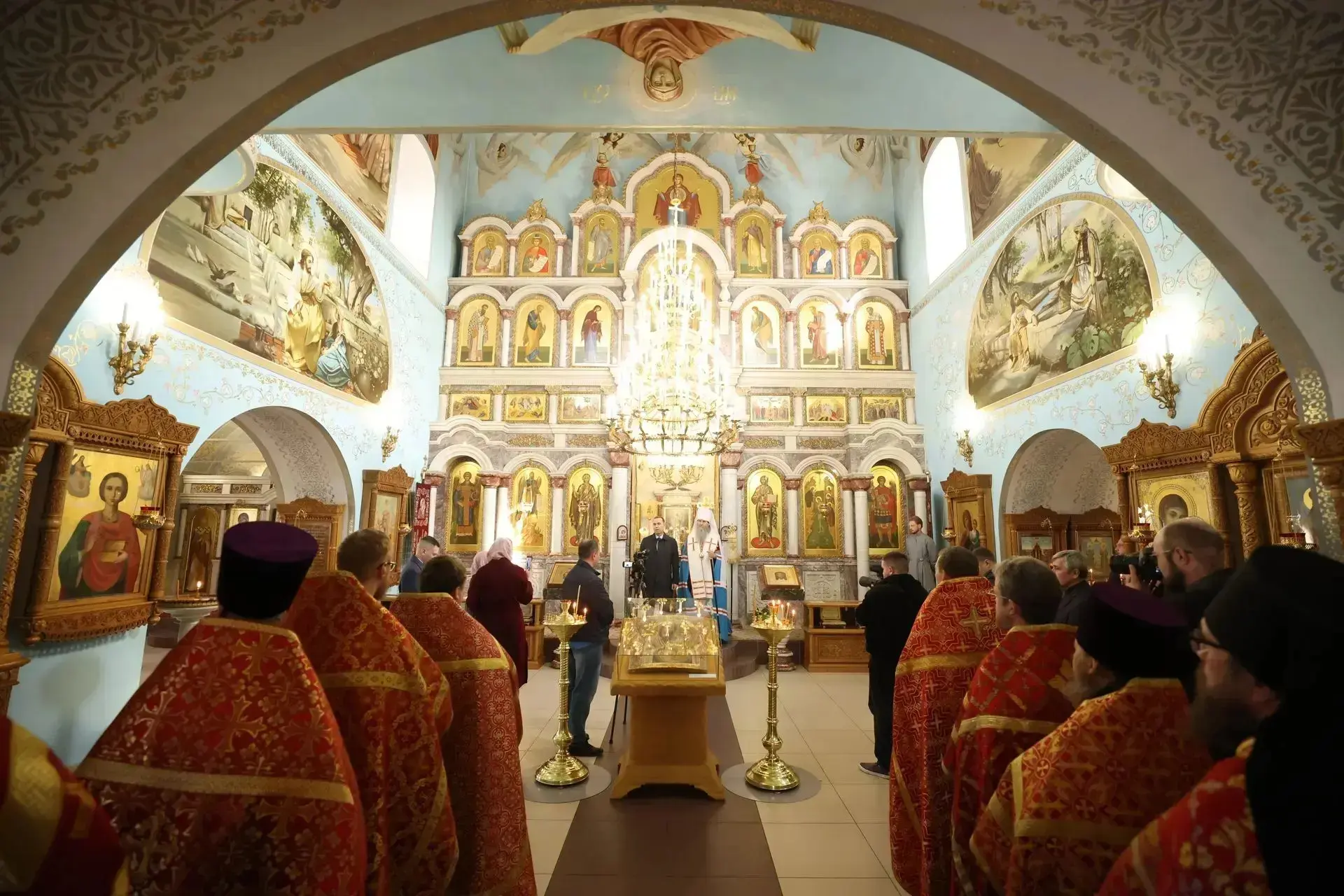 Вадим Шумков: С владыкой Даниилом передали Богоявленскому храму икону Божией Матери "Смоленская (Путеводительница)" из запасников областного художественного музея Вадим Шумков: С владыкой Даниилом передали Богоявленскому храму икону Божией Матери "Смоленская (Путеводительница)" из запасников областного художественного музея