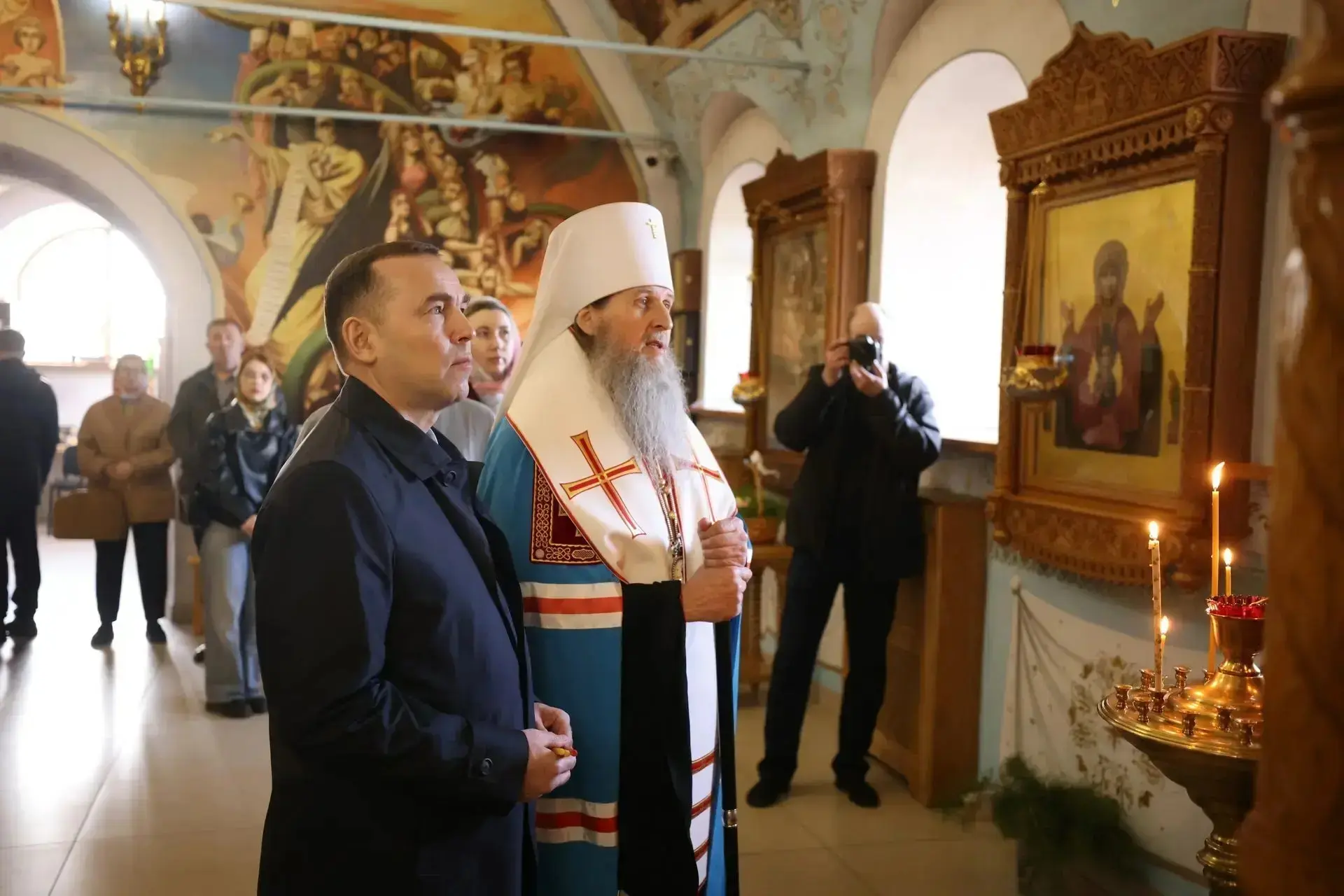 Вадим Шумков: С владыкой Даниилом передали Богоявленскому храму икону Божией Матери "Смоленская (Путеводительница)" из запасников областного художественного музея Вадим Шумков: С владыкой Даниилом передали Богоявленскому храму икону Божией Матери "Смоленская (Путеводительница)" из запасников областного художественного музея