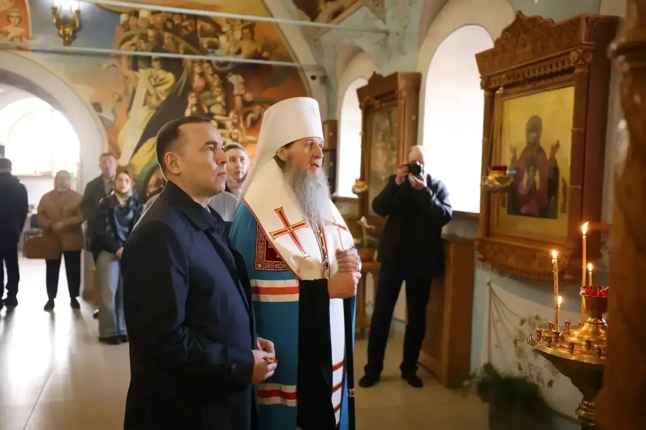 В пасхальные дни, 13 апреля, губернатор Вадим Шумков передал в Богоявленский храм Кургана икону Божьей Матери "Смоленская" из запасников Курганского областного художественного музея им. Г.А. Травникова В пасхальные дни, 13 апреля, губернатор Вадим Шумков передал в Богоявленский храм Кургана икону Божьей Матери "Смоленская" из запасников Курганского областного художественного музея им. Г.А. Травникова