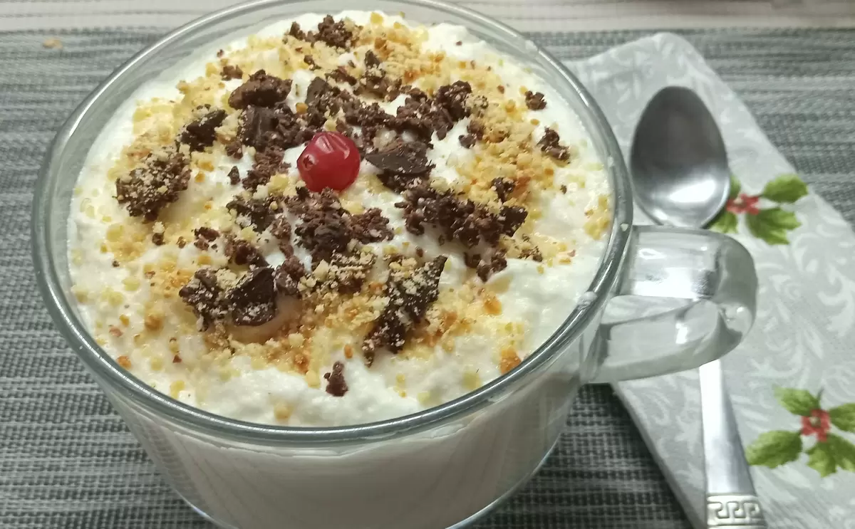 Нежный десерт: взбитые сливки с шоколадом и орехами за 20 минут