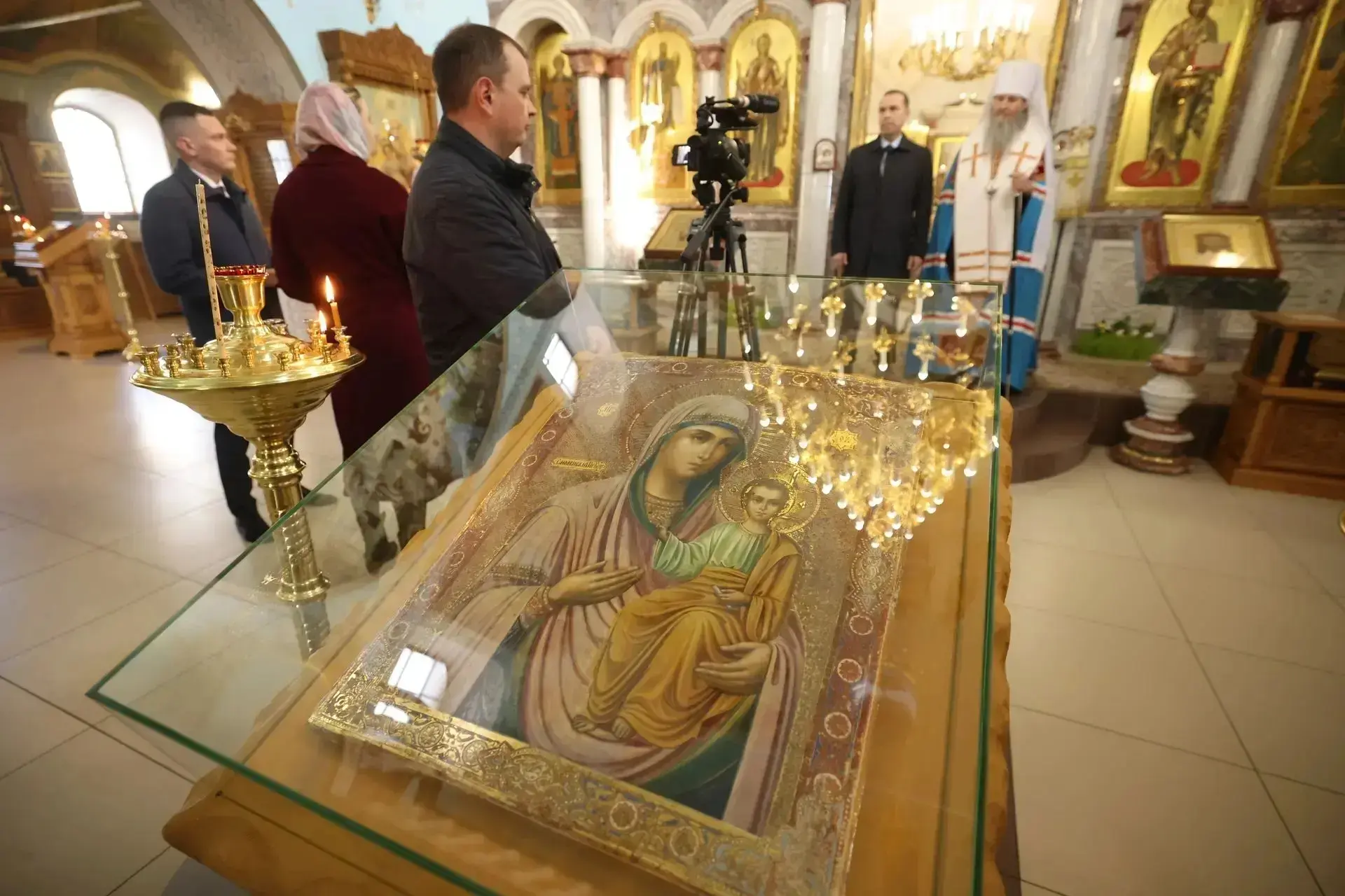 Вадим Шумков: С владыкой Даниилом передали Богоявленскому храму икону Божией Матери "Смоленская (Путеводительница)" из запасников областного художественного музея Вадим Шумков: С владыкой Даниилом передали Богоявленскому храму икону Божией Матери "Смоленская (Путеводительница)" из запасников областного художественного музея