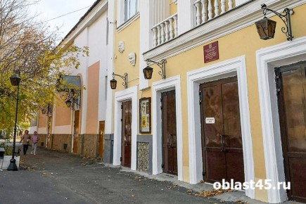 В Шадринске подрядчик по гарантии заменит рассыпающийся бордюр возле театра