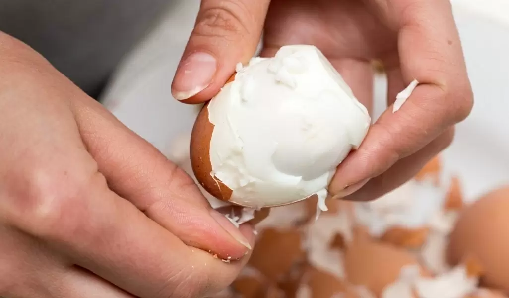 Почему некоторые яйца легко чистятся, а другие — нет: секреты химии