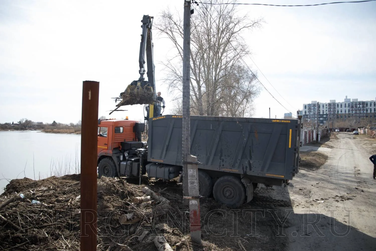 В Кургане в рамках профилактических мер для обеспечения безаварийного прохождения весеннего половодья продолжаются мероприятия по расчистке Тобола и прибрежных зон от веток, деревьев и нанесенного течением мусора В Кургане в рамках профилактических мер для обеспечения безаварийного прохождения весеннего половодья продолжаются мероприятия по расчистке Тобола и прибрежных зон от веток, деревьев и нанесенного течением мусора