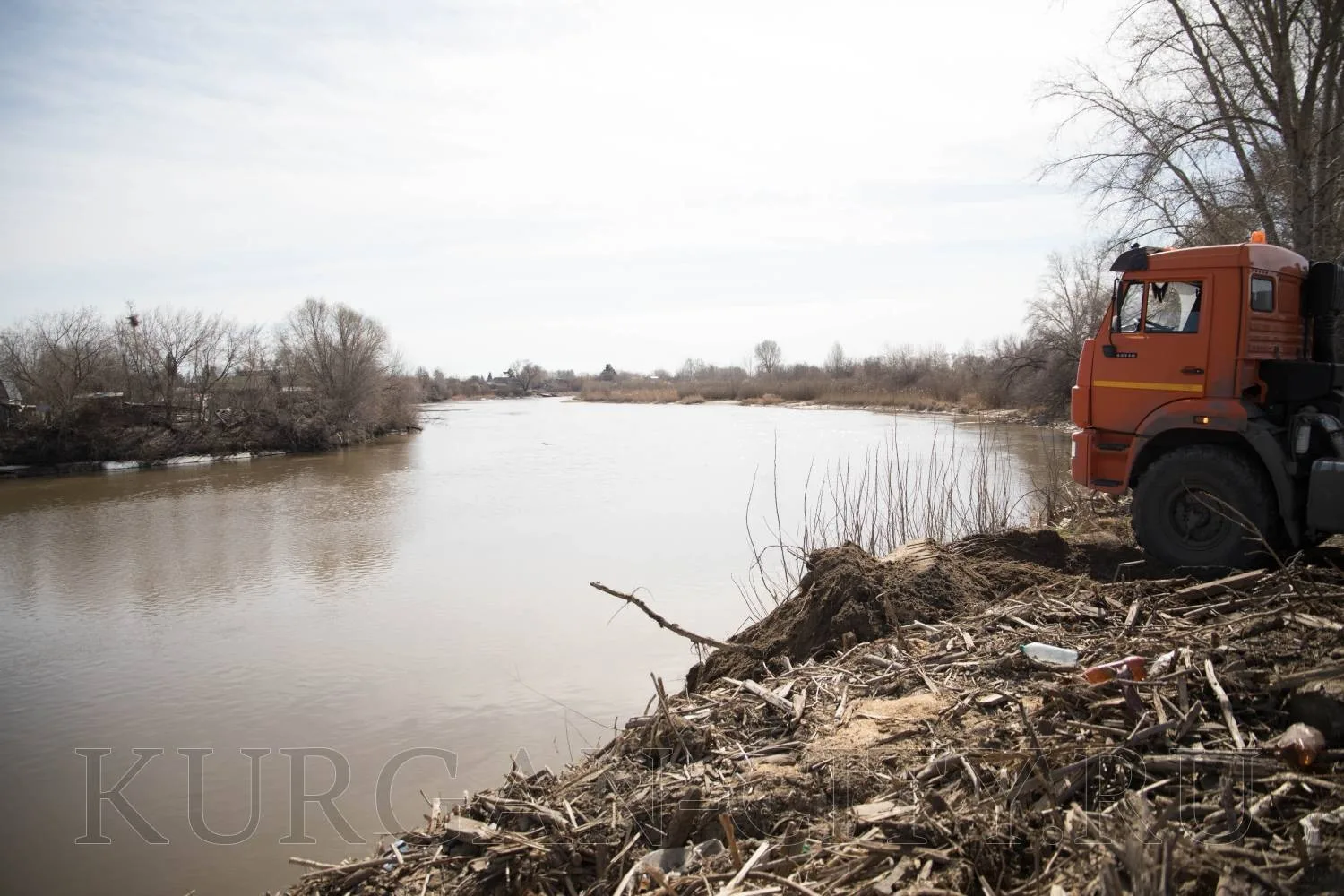 В Кургане в рамках профилактических мер для обеспечения безаварийного прохождения весеннего половодья продолжаются мероприятия по расчистке Тобола и прибрежных зон от веток, деревьев и нанесенного течением мусора В Кургане в рамках профилактических мер для обеспечения безаварийного прохождения весеннего половодья продолжаются мероприятия по расчистке Тобола и прибрежных зон от веток, деревьев и нанесенного течением мусора
