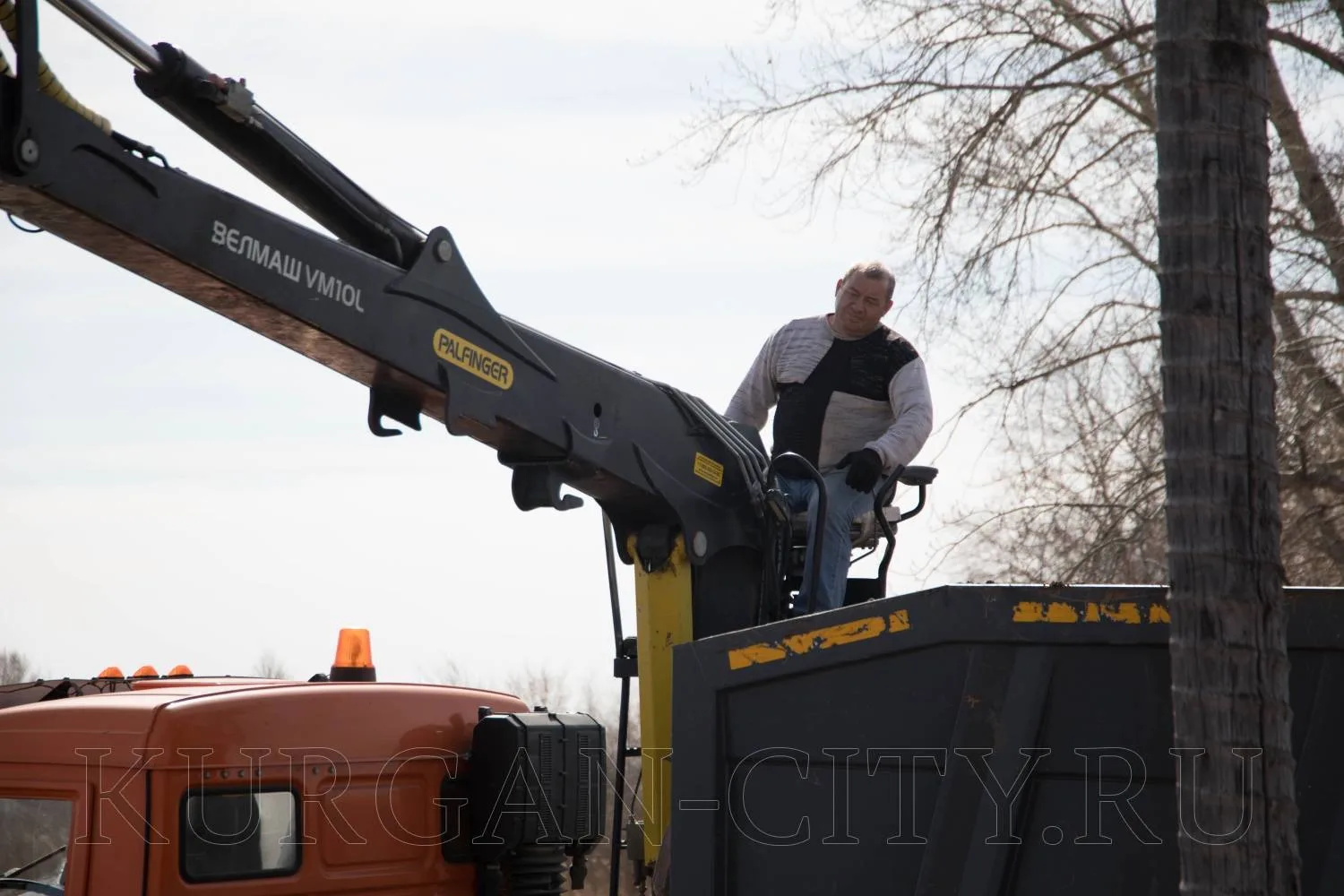 В Кургане в рамках профилактических мер для обеспечения безаварийного прохождения весеннего половодья продолжаются мероприятия по расчистке Тобола и прибрежных зон от веток, деревьев и нанесенного течением мусора В Кургане в рамках профилактических мер для обеспечения безаварийного прохождения весеннего половодья продолжаются мероприятия по расчистке Тобола и прибрежных зон от веток, деревьев и нанесенного течением мусора