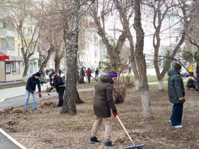 В Курганской области по инициативе губернатора Вадима Шумкова перед празднованием Светлой Пасхи во всех муниципалитетах области сотрудники органов власти и трудовых коллективов предприятий и организаций занимались наведением... В Курганской области по инициативе губернатора Вадима Шумкова перед празднованием Светлой Пасхи во всех муниципалитетах области сотрудники органов власти и трудовых коллективов предприятий и организаций занимались наведением...