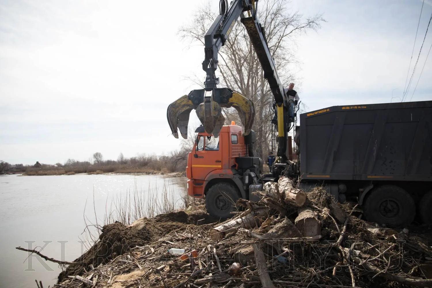 В Кургане в рамках профилактических мер для обеспечения безаварийного прохождения весеннего половодья продолжаются мероприятия по расчистке Тобола и прибрежных зон от веток, деревьев и нанесенного течением мусора В Кургане в рамках профилактических мер для обеспечения безаварийного прохождения весеннего половодья продолжаются мероприятия по расчистке Тобола и прибрежных зон от веток, деревьев и нанесенного течением мусора