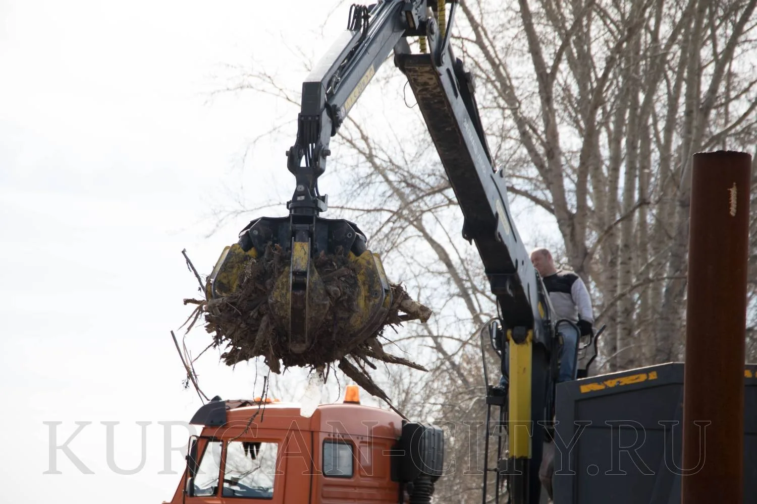 В Кургане в рамках профилактических мер для обеспечения безаварийного прохождения весеннего половодья продолжаются мероприятия по расчистке Тобола и прибрежных зон от веток, деревьев и нанесенного течением мусора
