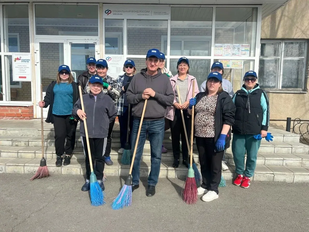 В Курганской области по инициативе губернатора Вадима Шумкова перед празднованием Светлой Пасхи во всех муниципалитетах области сотрудники органов власти и трудовых коллективов предприятий и организаций занимались наведением... В Курганской области по инициативе губернатора Вадима Шумкова перед празднованием Светлой Пасхи во всех муниципалитетах области сотрудники органов власти и трудовых коллективов предприятий и организаций занимались наведением...