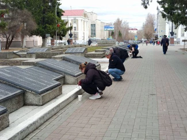 В Курганской области по инициативе губернатора Вадима Шумкова перед празднованием Светлой Пасхи во всех муниципалитетах области сотрудники органов власти и трудовых коллективов предприятий и организаций занимались наведением... В Курганской области по инициативе губернатора Вадима Шумкова перед празднованием Светлой Пасхи во всех муниципалитетах области сотрудники органов власти и трудовых коллективов предприятий и организаций занимались наведением...