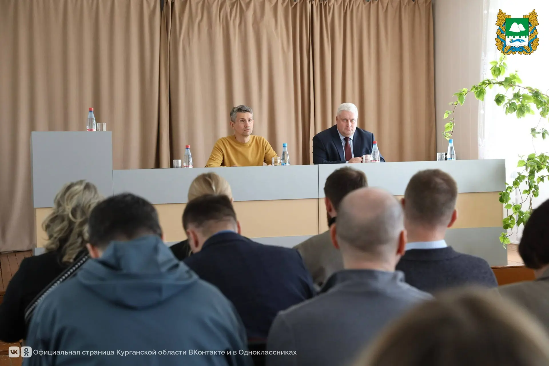 Вице-губернатор – руководитель аппарата губернатора Курганской области Андрей Алексеев вместе с правительственной комиссией по поручению главы региона Вадима Шумкова 13 апреля выехал в Частоозерский округ Вице-губернатор – руководитель аппарата губернатора Курганской области Андрей Алексеев вместе с правительственной комиссией по поручению главы региона Вадима Шумкова 13 апреля выехал в Частоозерский округ