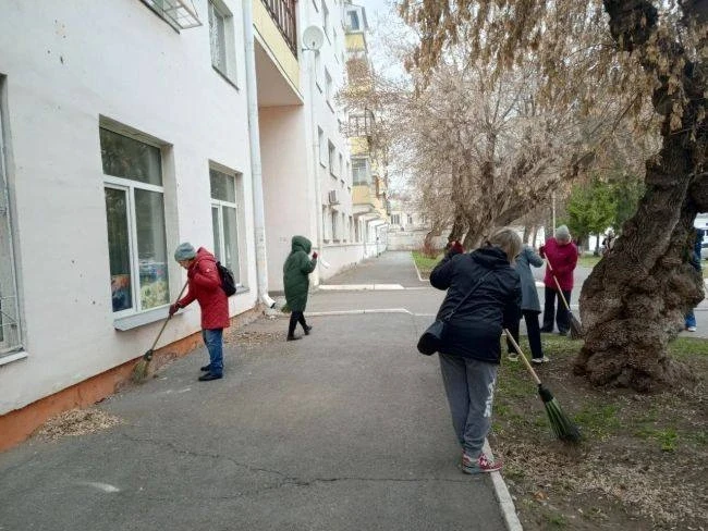 В Курганской области по инициативе губернатора Вадима Шумкова перед празднованием Светлой Пасхи во всех муниципалитетах области сотрудники органов власти и трудовых коллективов предприятий и организаций занимались наведением... В Курганской области по инициативе губернатора Вадима Шумкова перед празднованием Светлой Пасхи во всех муниципалитетах области сотрудники органов власти и трудовых коллективов предприятий и организаций занимались наведением...