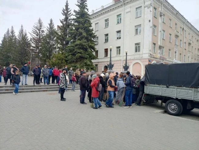 В Курганской области по инициативе губернатора Вадима Шумкова перед празднованием Светлой Пасхи во всех муниципалитетах области сотрудники органов власти и трудовых коллективов предприятий и организаций занимались наведением... В Курганской области по инициативе губернатора Вадима Шумкова перед празднованием Светлой Пасхи во всех муниципалитетах области сотрудники органов власти и трудовых коллективов предприятий и организаций занимались наведением...