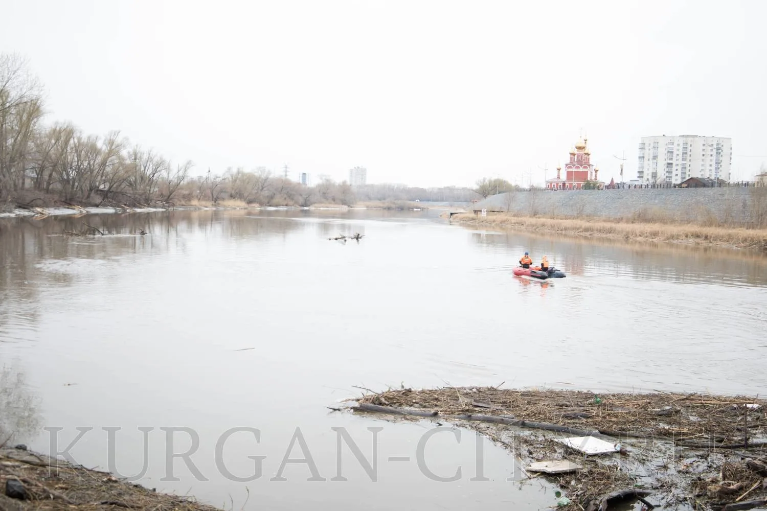В Кургане провели расчистку Тобола под Кировским мостом В Кургане провели расчистку Тобола под Кировским мостом
