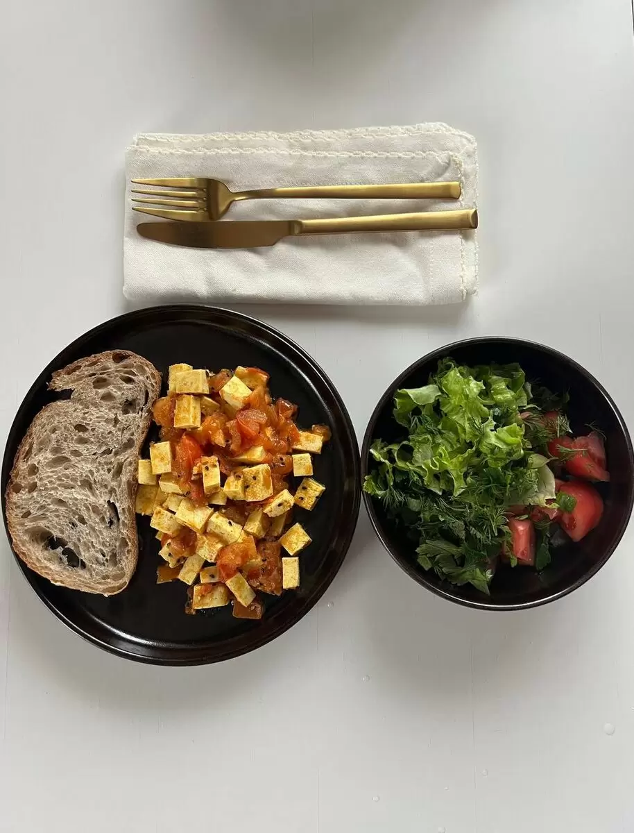 Мягкие шаги к гармонии: природа на страже женского здоровья в период ПМС и менопаузы