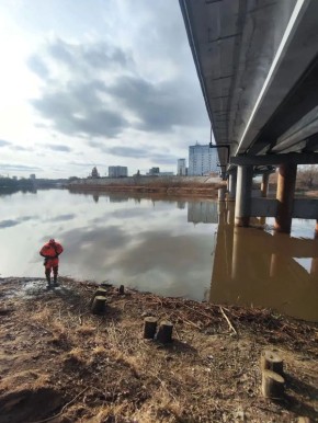В Кургане провели расчистку Тобола под Кировским мостом