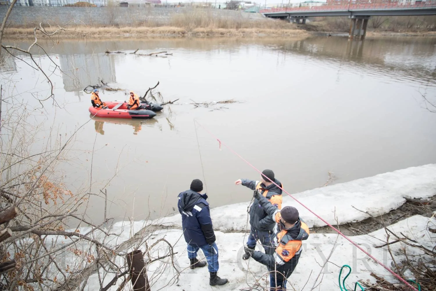 В Кургане провели расчистку Тобола под Кировским мостом В Кургане провели расчистку Тобола под Кировским мостом
