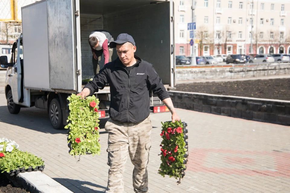 В преддверии Дня Победы в городе продолжается высадка цветочной рассады В преддверии Дня Победы в городе продолжается высадка цветочной рассады