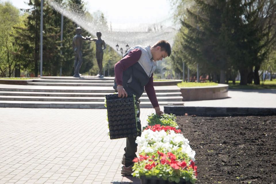 В преддверии Дня Победы в городе продолжается высадка цветочной рассады В преддверии Дня Победы в городе продолжается высадка цветочной рассады