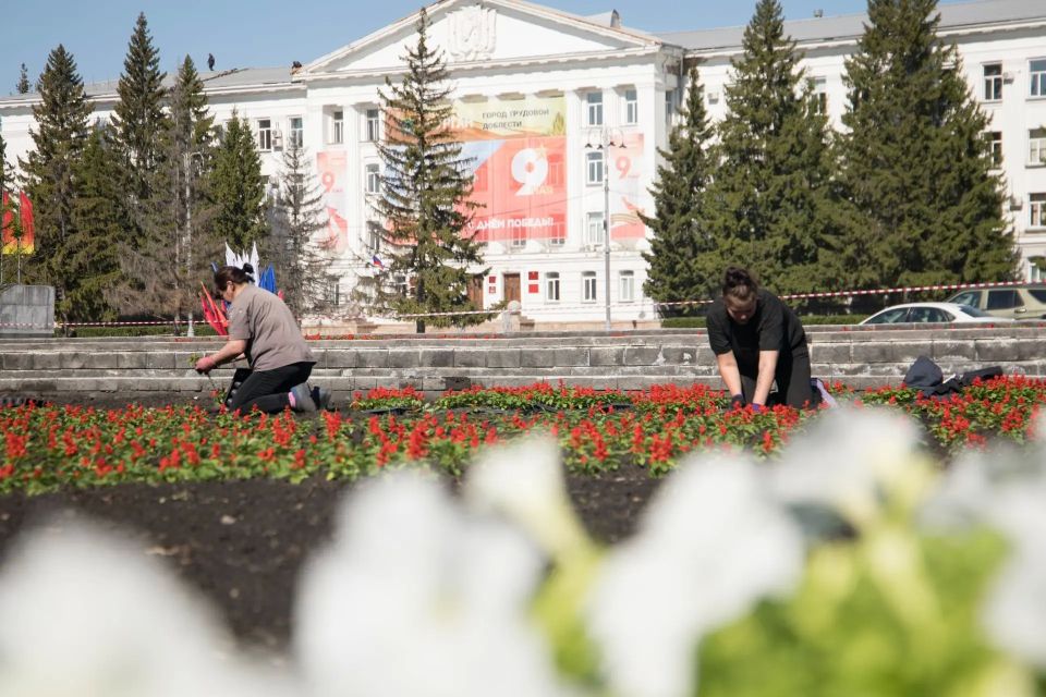 В преддверии Дня Победы в городе продолжается высадка цветочной рассады В преддверии Дня Победы в городе продолжается высадка цветочной рассады