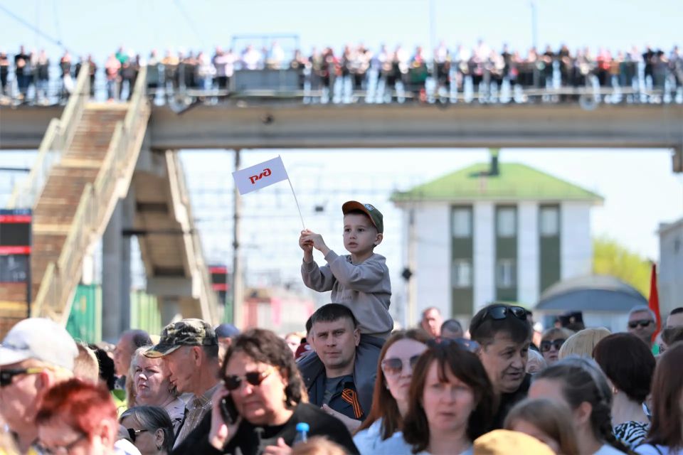 Сегодня, 7 мая, в Курган прибыл легендарный «Поезд Победы» — праздничный ретропоезд на паровой тяге, воссоздающий атмосферу победного мая 1945 года Сегодня, 7 мая, в Курган прибыл легендарный «Поезд Победы» — праздничный ретропоезд на паровой тяге, воссоздающий атмосферу победного мая 1945 года