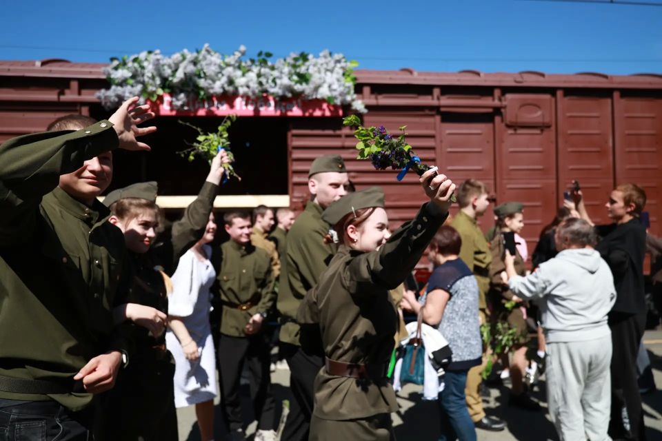 Сегодня, 7 мая, в Курган прибыл легендарный «Поезд Победы» — праздничный ретропоезд на паровой тяге, воссоздающий атмосферу победного мая 1945 года Сегодня, 7 мая, в Курган прибыл легендарный «Поезд Победы» — праздничный ретропоезд на паровой тяге, воссоздающий атмосферу победного мая 1945 года