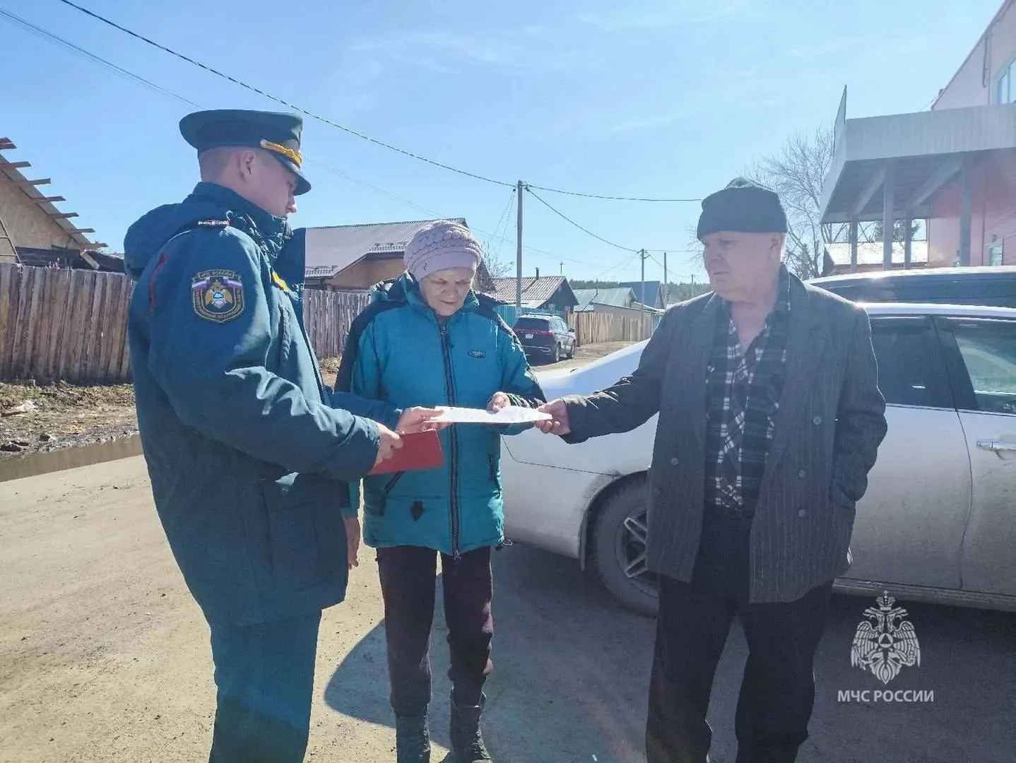 Сотрудники областного чрезвычайного ведомства напоминают гражданам о требованиях особого противопожарного режима в майские праздники