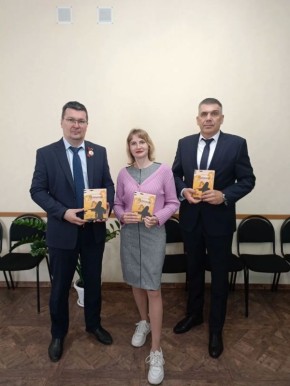 В память о Великой Победе. Книга сотрудника аппарата облизбиркома Светланы Пушкиной передана в департаменты Курганской области для направления в школьные библиотеки и организации социального обслуживания населения