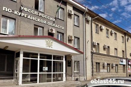 В Кургане УК починила протекающую крышу только после штрафа приставов