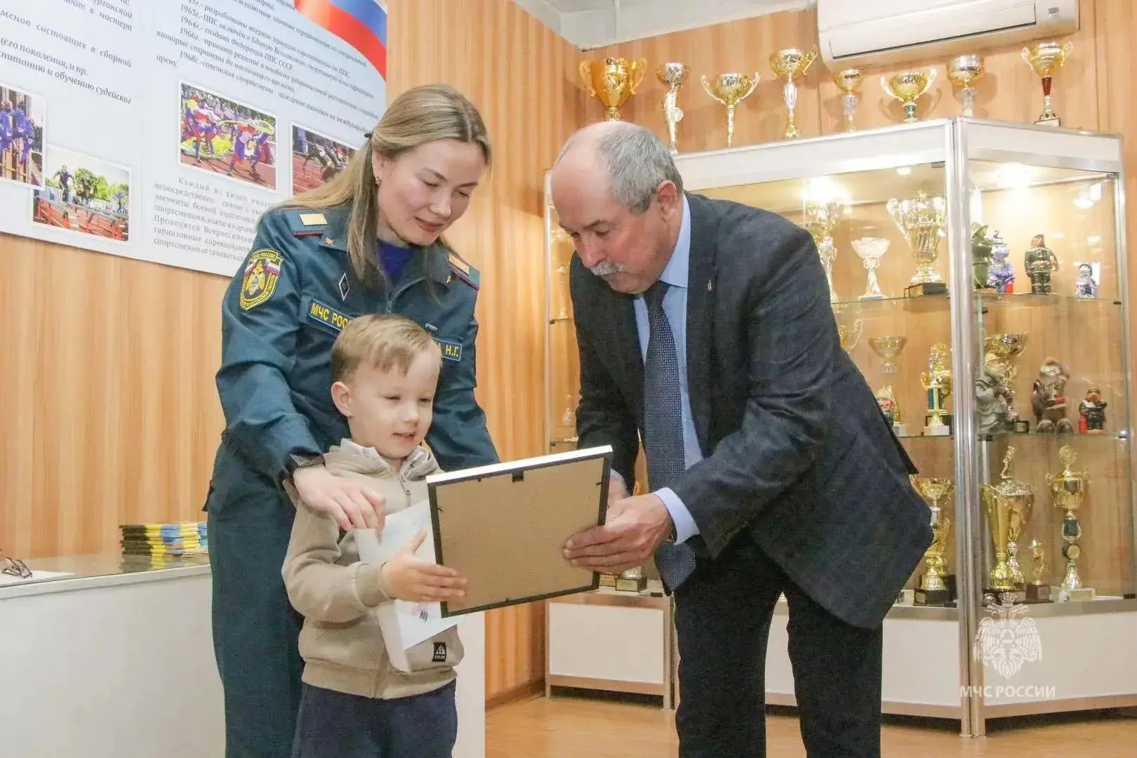 В Главном управлении наградили победителей и участников конкурса рисунков, посвящённого Дню пожарной охраны России В Главном управлении наградили победителей и участников конкурса рисунков, посвящённого Дню пожарной охраны России