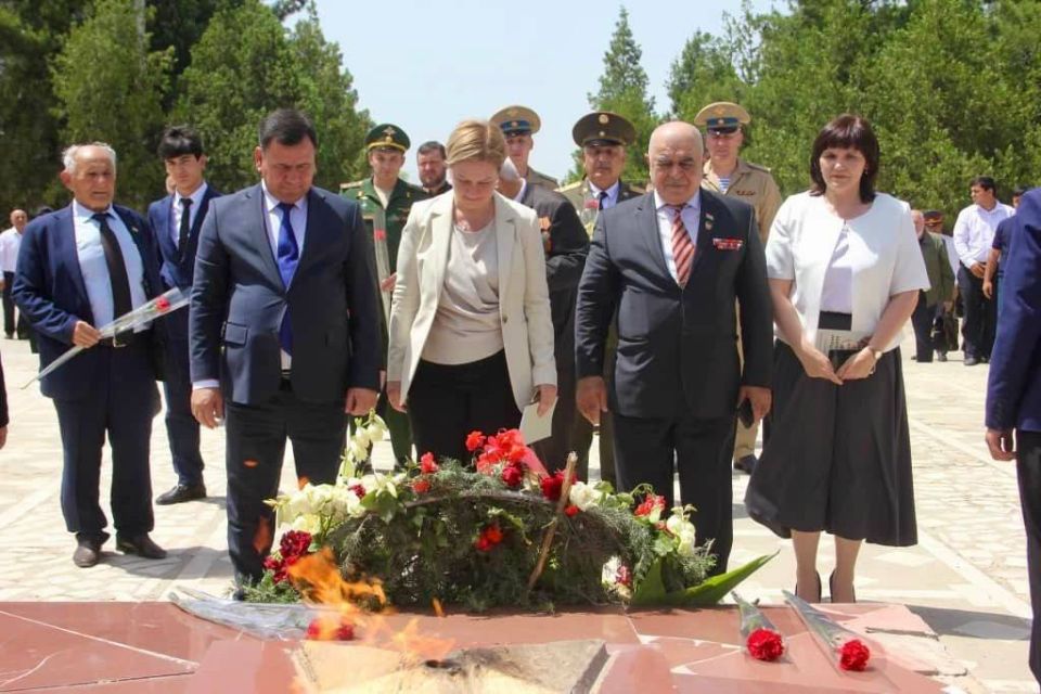 Герой вернулся на Родину. 18 мая в Кулябе прошла торжественная церемония по передаче капсулы с землей с могилы легендарного советского военачальника 20-х годов прошлого века комбрига Н.Д.Томина Герой вернулся на Родину. 18 мая в Кулябе прошла торжественная церемония по передаче капсулы с землей с могилы легендарного советского военачальника 20-х годов прошлого века комбрига Н.Д.Томина