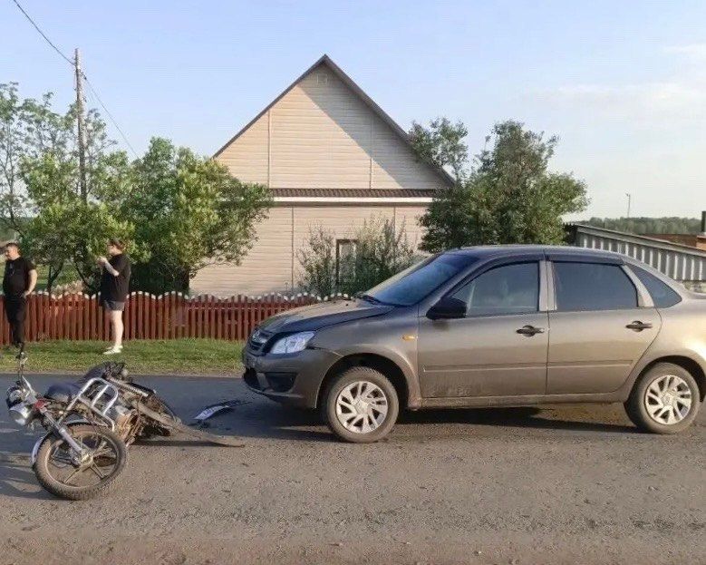В Зауралье накажут родителей подростка, который на мопеде попал под колёса легковушки