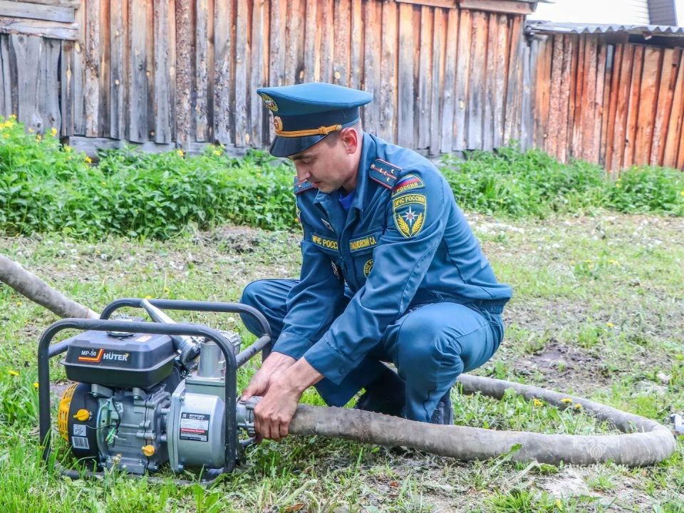 Сотрудники МЧС России проверили безопасность СНТ, подверженных угрозе лесных пожаров Сотрудники МЧС России проверили безопасность СНТ, подверженных угрозе лесных пожаров