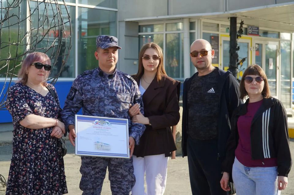 В Кургане во время встречи сводного отряда из служебной командировки на Северный Кавказ сотрудник полиции сделал предложение руки и сердца своей девушке В Кургане во время встречи сводного отряда из служебной командировки на Северный Кавказ сотрудник полиции сделал предложение руки и сердца своей девушке