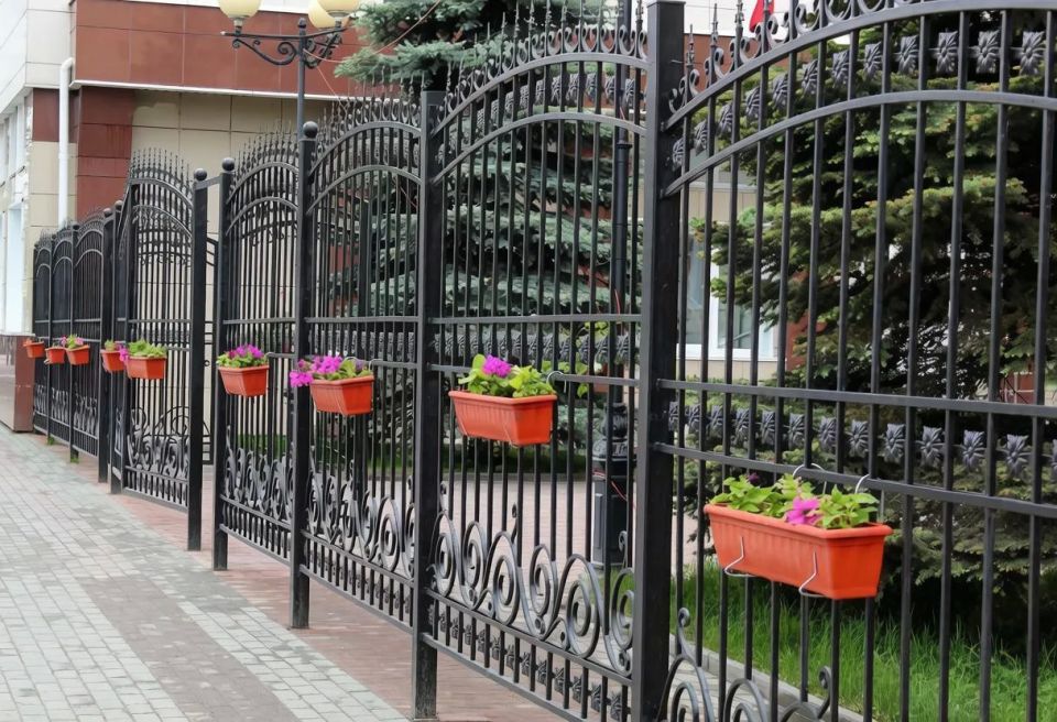 Сотрудники Департамента строительства, госэкспертизы и жилищнокоммунального хозяйства Курганской области благоустроили территорию возле здания ведомства Сотрудники Департамента строительства, госэкспертизы и жилищнокоммунального хозяйства Курганской области благоустроили территорию возле здания ведомства