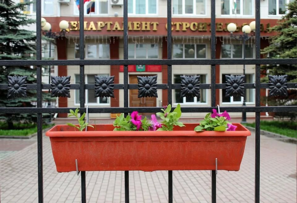 Сотрудники Департамента строительства, госэкспертизы и жилищнокоммунального хозяйства Курганской области благоустроили территорию возле здания ведомства Сотрудники Департамента строительства, госэкспертизы и жилищнокоммунального хозяйства Курганской области благоустроили территорию возле здания ведомства