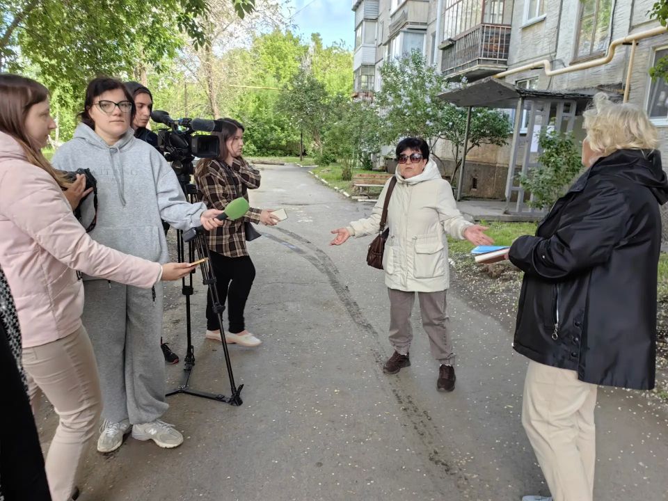 Журналистский санитарный патруль с участием заместителя начальника Государственной жилищной инспекции Галины Черепановой выехал во дворы города Кургана Журналистский санитарный патруль с участием заместителя начальника Государственной жилищной инспекции Галины Черепановой выехал во дворы города Кургана