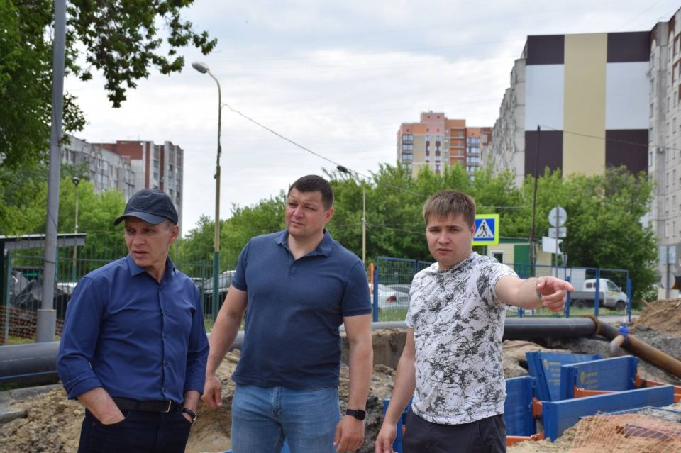 Антон Науменко: Заехал на объекты, где в этом году у нас при поддержке правительства региона и губернатора области Вадима Шумкова на средства казначейских инфраструктурных кредитов продолжается масштабная замена сетей тепло...