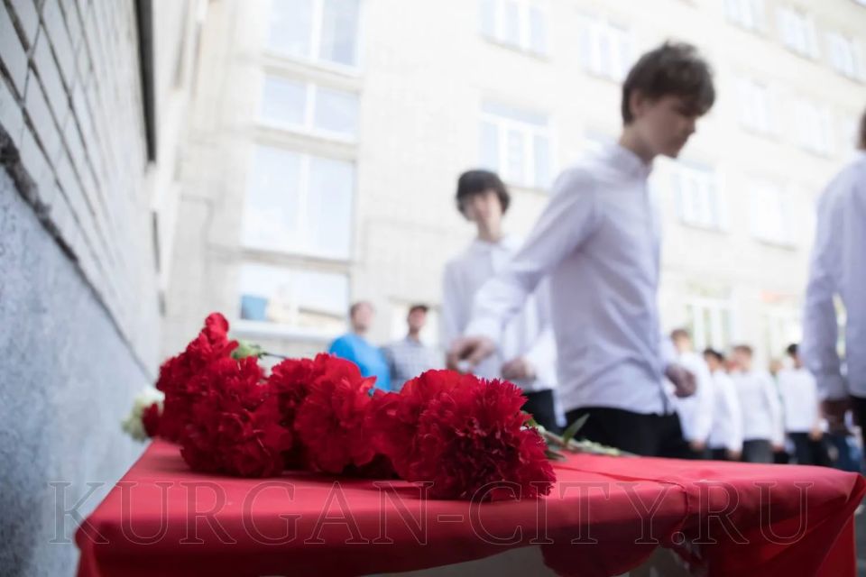 Сегодня в Кургане на фасаде одного из корпусов здания гимназии № 47, расположенного по улице Станционной, 6, установили памятную доску выпускнику данного образовательного учреждения Николаю Чаринцеву, погибшему при... Сегодня в Кургане на фасаде одного из корпусов здания гимназии № 47, расположенного по улице Станционной, 6, установили памятную доску выпускнику данного образовательного учреждения Николаю Чаринцеву, погибшему при...