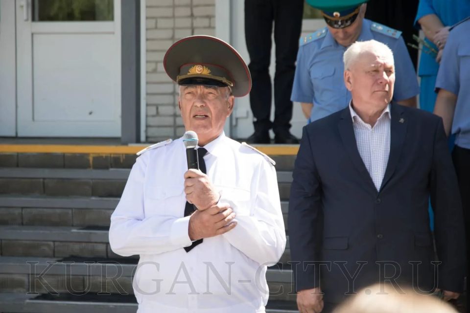 Сегодня в Кургане на фасаде одного из корпусов здания гимназии № 47, расположенного по улице Станционной, 6, установили памятную доску выпускнику данного образовательного учреждения Николаю Чаринцеву, погибшему при... Сегодня в Кургане на фасаде одного из корпусов здания гимназии № 47, расположенного по улице Станционной, 6, установили памятную доску выпускнику данного образовательного учреждения Николаю Чаринцеву, погибшему при...