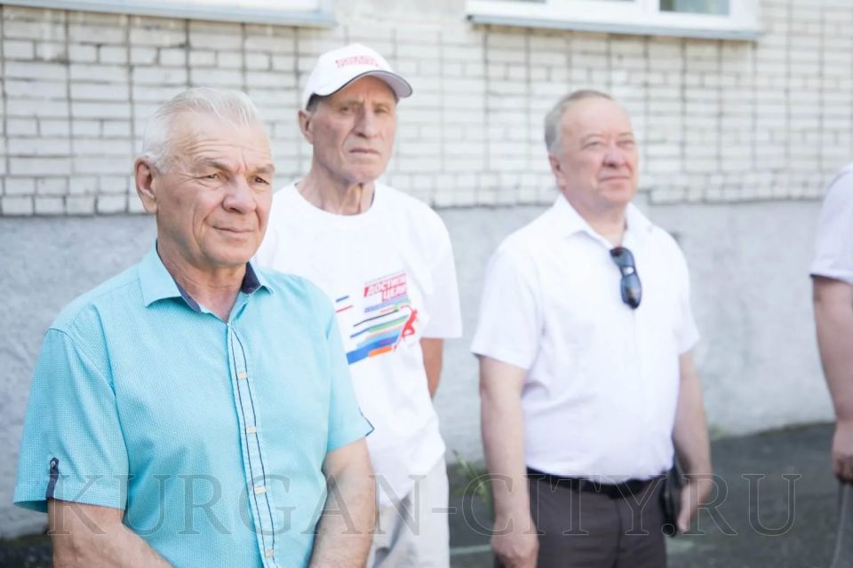 Сегодня в Кургане на фасаде одного из корпусов здания гимназии № 47, расположенного по улице Станционной, 6, установили памятную доску выпускнику данного образовательного учреждения Николаю Чаринцеву, погибшему при... Сегодня в Кургане на фасаде одного из корпусов здания гимназии № 47, расположенного по улице Станционной, 6, установили памятную доску выпускнику данного образовательного учреждения Николаю Чаринцеву, погибшему при...