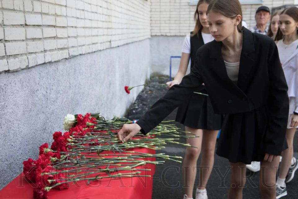 Сегодня в Кургане на фасаде одного из корпусов здания гимназии № 47, расположенного по улице Станционной, 6, установили памятную доску выпускнику данного образовательного учреждения Николаю Чаринцеву, погибшему при... Сегодня в Кургане на фасаде одного из корпусов здания гимназии № 47, расположенного по улице Станционной, 6, установили памятную доску выпускнику данного образовательного учреждения Николаю Чаринцеву, погибшему при...