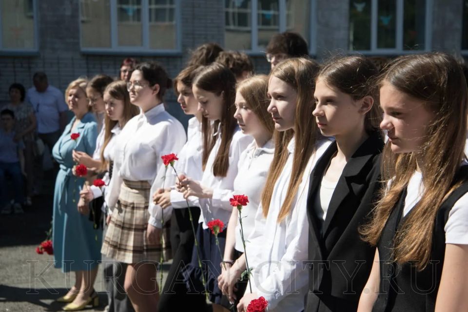 Сегодня в Кургане на фасаде одного из корпусов здания гимназии № 47, расположенного по улице Станционной, 6, установили памятную доску выпускнику данного образовательного учреждения Николаю Чаринцеву, погибшему при... Сегодня в Кургане на фасаде одного из корпусов здания гимназии № 47, расположенного по улице Станционной, 6, установили памятную доску выпускнику данного образовательного учреждения Николаю Чаринцеву, погибшему при...
