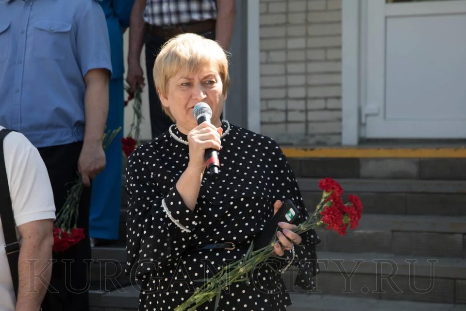 Сегодня в Кургане на фасаде одного из корпусов здания гимназии № 47, расположенного по улице Станционной, 6, установили памятную доску выпускнику данного образовательного учреждения Николаю Чаринцеву, погибшему при... Сегодня в Кургане на фасаде одного из корпусов здания гимназии № 47, расположенного по улице Станционной, 6, установили памятную доску выпускнику данного образовательного учреждения Николаю Чаринцеву, погибшему при...